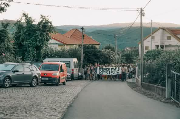 Participantes de la acampada Barroso sin Minas, en Covas do Barroso, Portugal, se manifiestan por las calles de la aldea con una pancarta en la que se lee "Barroso vive y resiste"