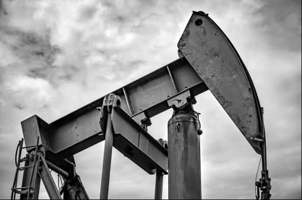 Un pozo de petróleo con fondo de cielo nublado