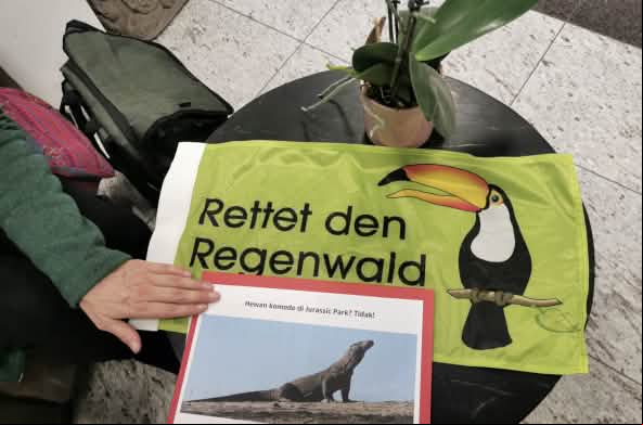Salva la Selva/Rettet den Regenwald y petición en defensa del dragón de Komodo sobre la mesa