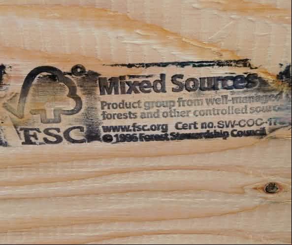 Sello FSC en un tablón de madera