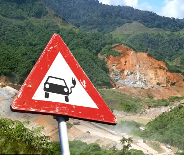 Fotomontaje: Señal de tráfico con un automóvil eléctrico delante de una mina en Ecuador