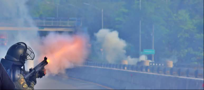 Policía dispara durante una protesta en Panamá