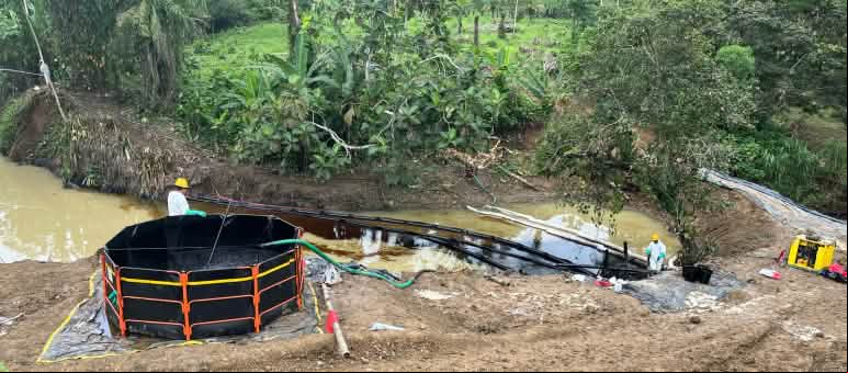 Trabajos tras la rotura del oleoducto SOTE en Esmeraldas, Ecuador