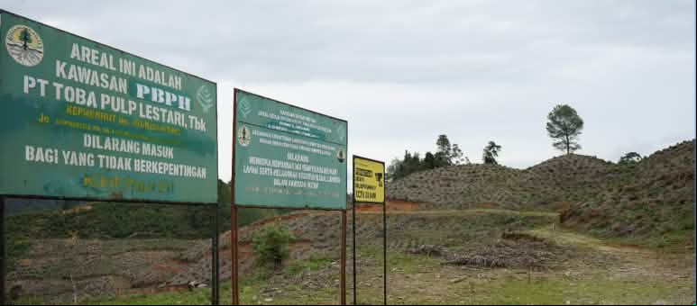 Carteles de «prohibido el paso» frente a las colinas desnudas