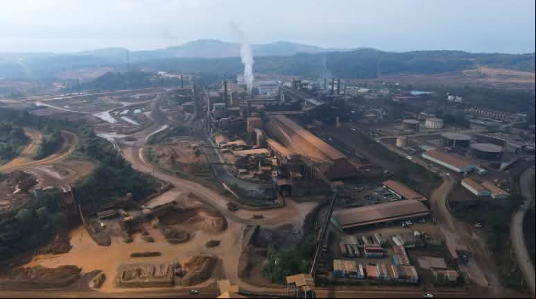 Zona industrial especial de Gunbuster, un desierto tras la deforestación Vista aérea de una gran planta de fundición industrial de níquel